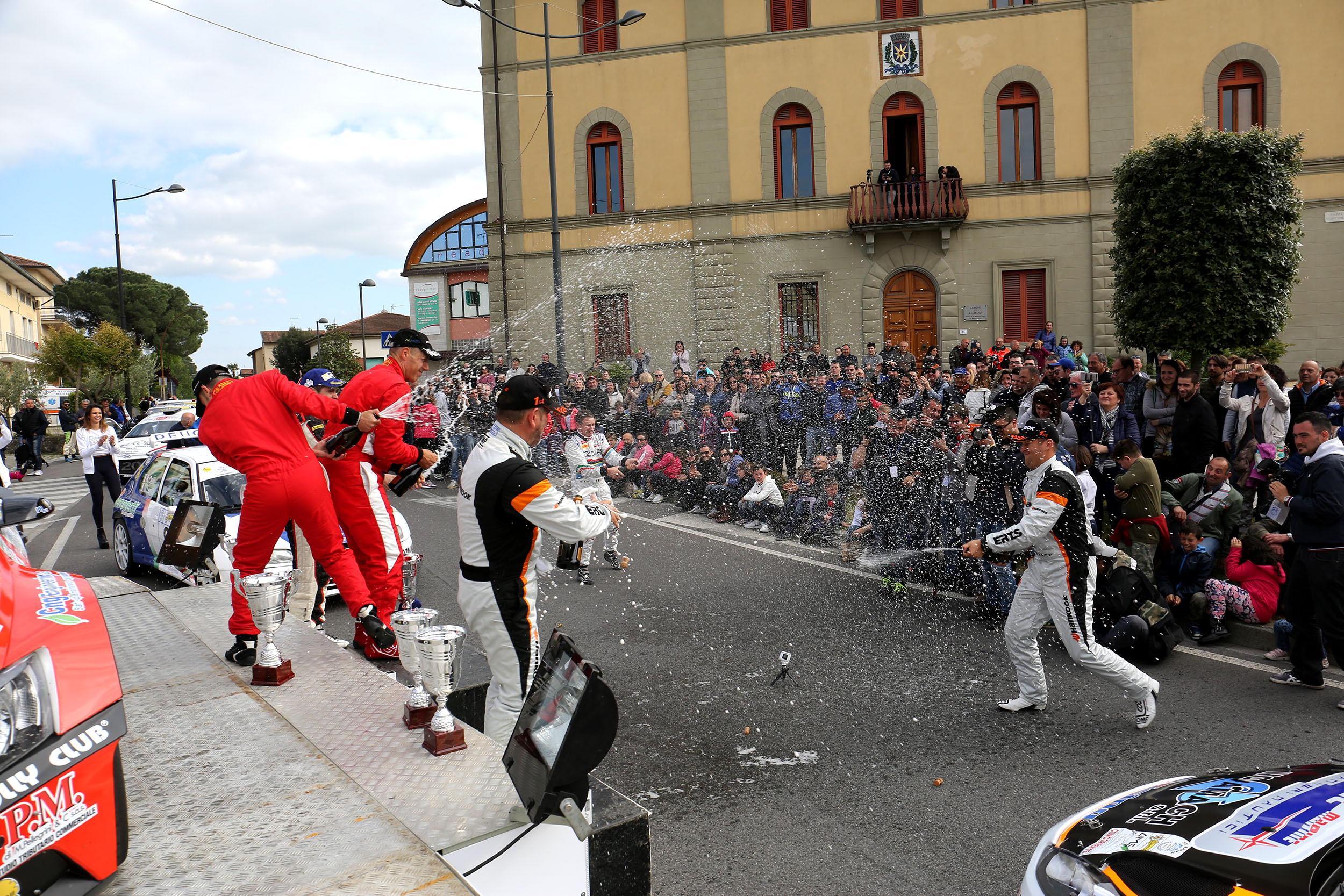 La festa dopo la premiazione (Foto Nucci)