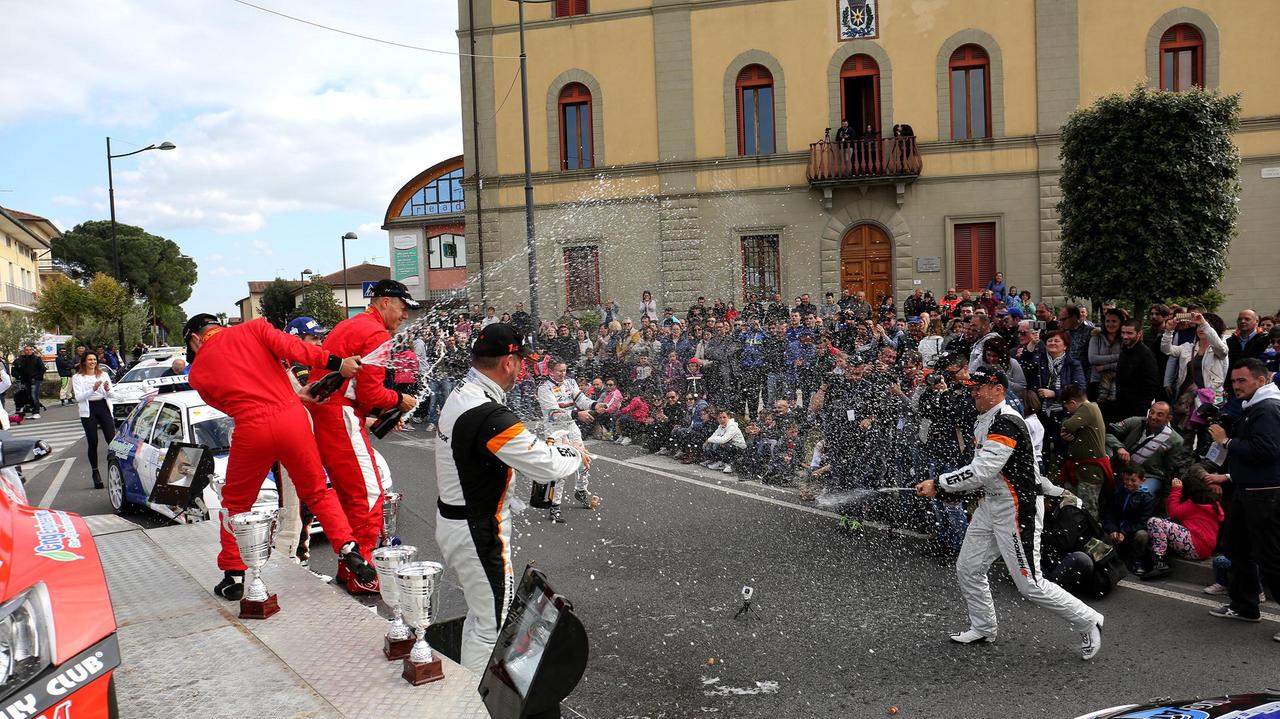 La festa dopo la premiazione (Foto Nucci)