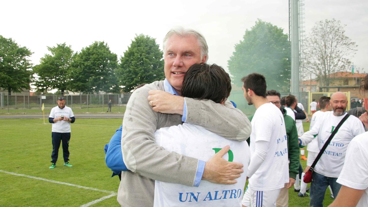 L'esultanza di giocatori e dirigenti del Seravezza per la promozione (foto Ciurca/Paglianti)
