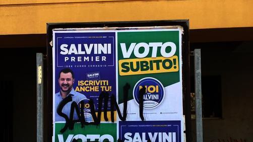 Cagliari, scritte contro Salvini