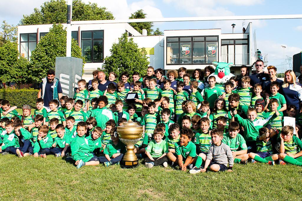 Foto di gruppo dei ragazzi del Gispi Rugby Prato al Trofeo Denti 
