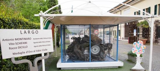 La teca con l'auto della scorta di Giovanni Falcone (foto Polizia di Stato)