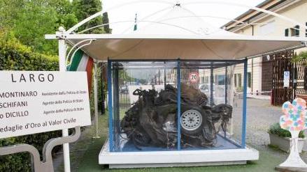 La teca con l'auto della scorta di Giovanni Falcone (foto Polizia di Stato)