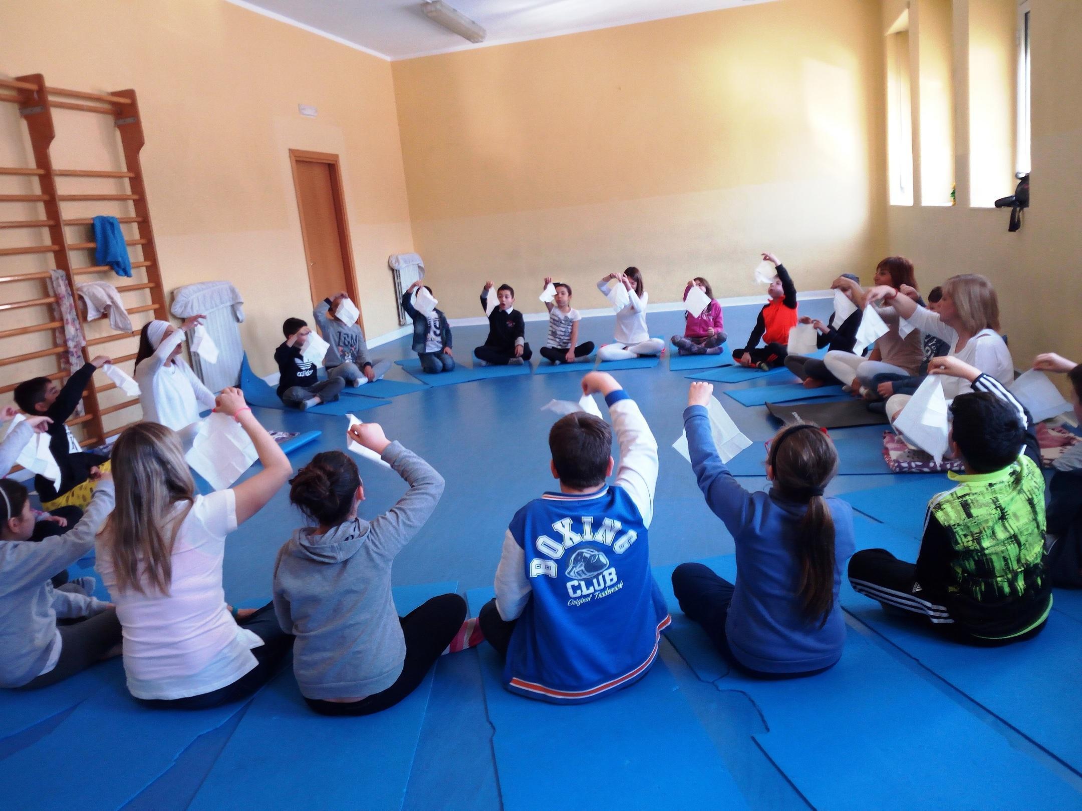Bambini impegnati in un esercizio di yoga