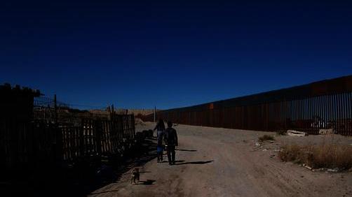 Usa-Messico: Trump insiste su muro