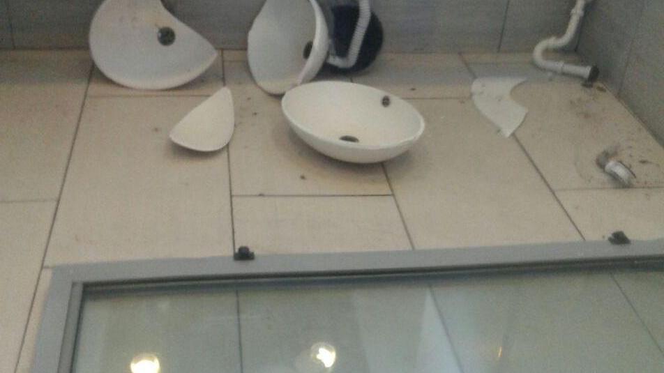 Modena, si lava le mani nella toilette dell'area di servizio: finestrone le cade in testa