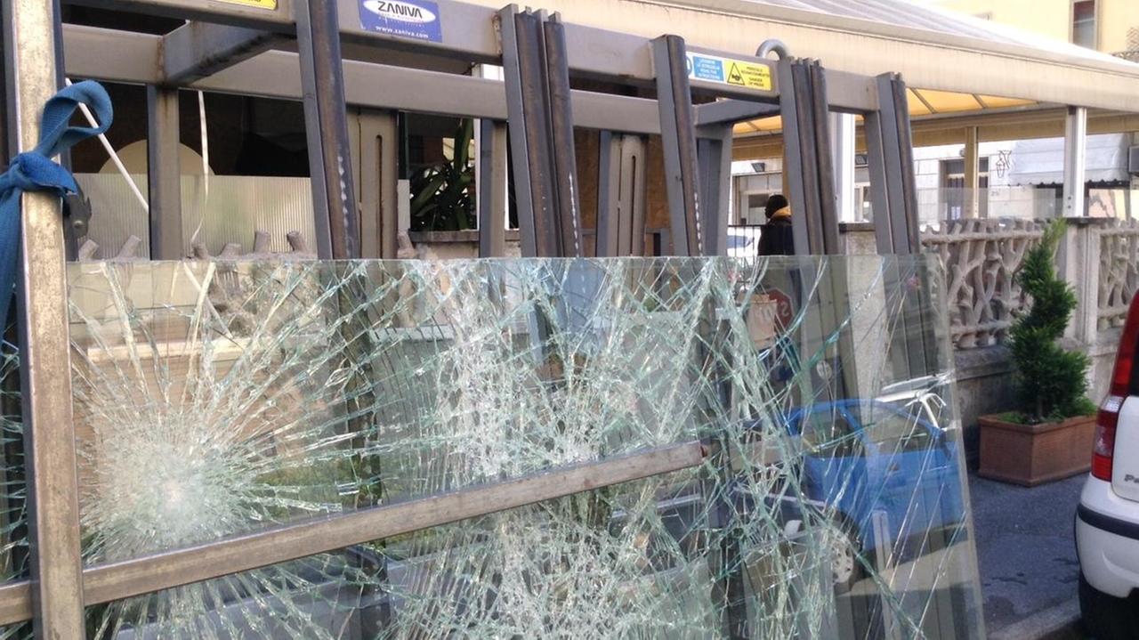 Svaligiano la pasticceria e fuggono su una Panda rossa