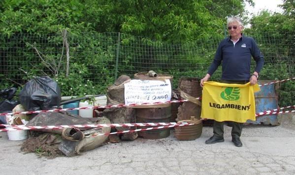 Maxi discarica vicino al cimitero 