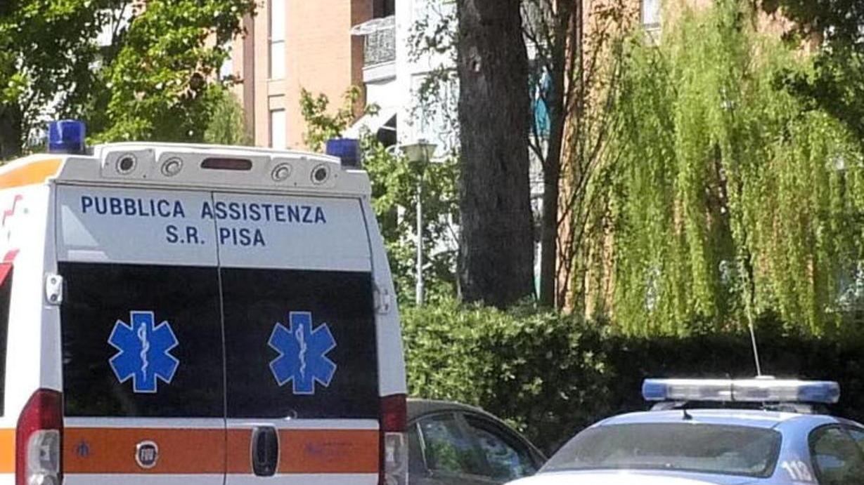 Bimba di due anni apre lo sportello e cade dall’auto