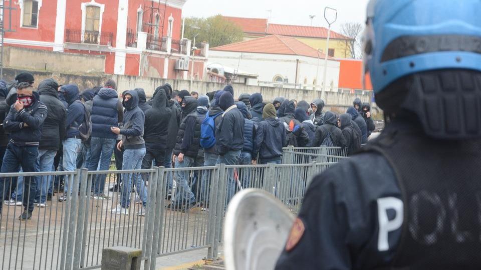 Tifo violento, conferenza regionale dopo l'assalto ultras a Sassari: «Vanno fermati» 