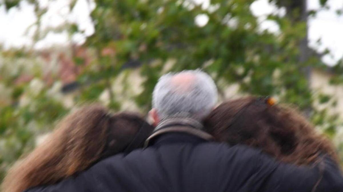 Muore nell’auto accanto al figlio