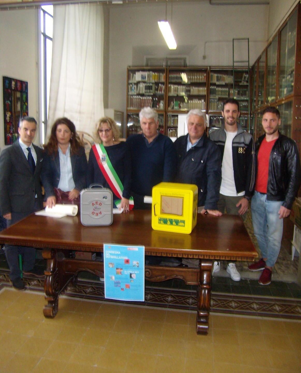 Associazione dona un defibrillatore al liceo Russoli 