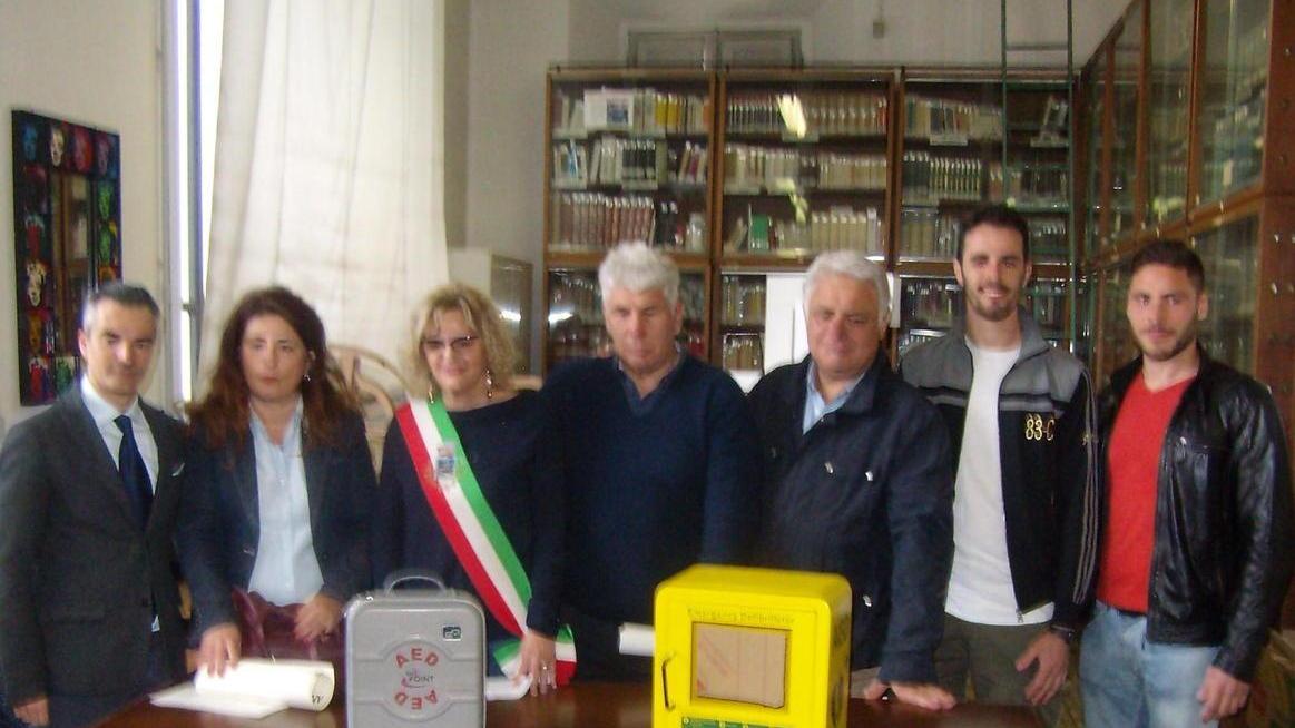 Associazione dona un defibrillatore al liceo Russoli