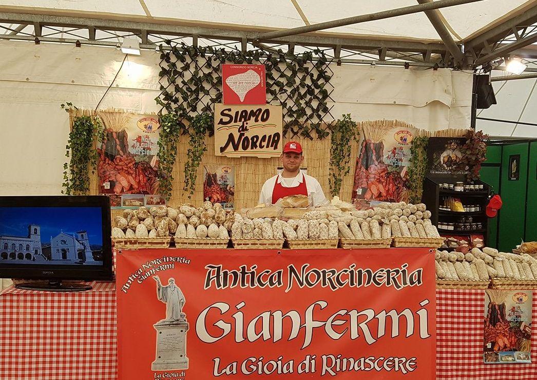 Agrifiera solidale ospita uno stand coi salumi di Norcia 