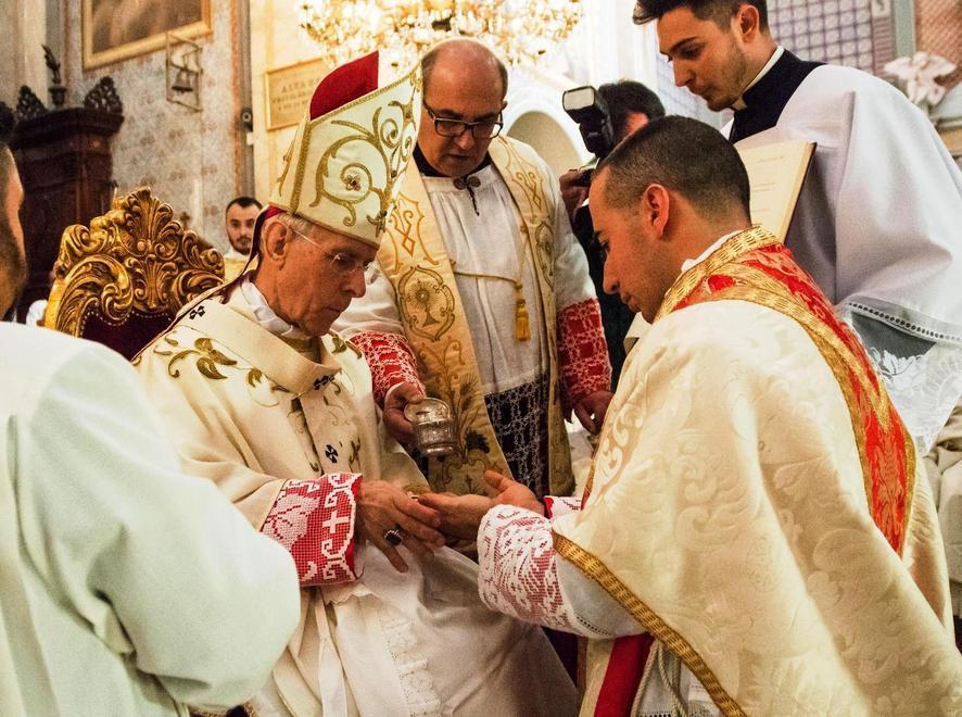 Seneghe abbraccia il “suo” prete 