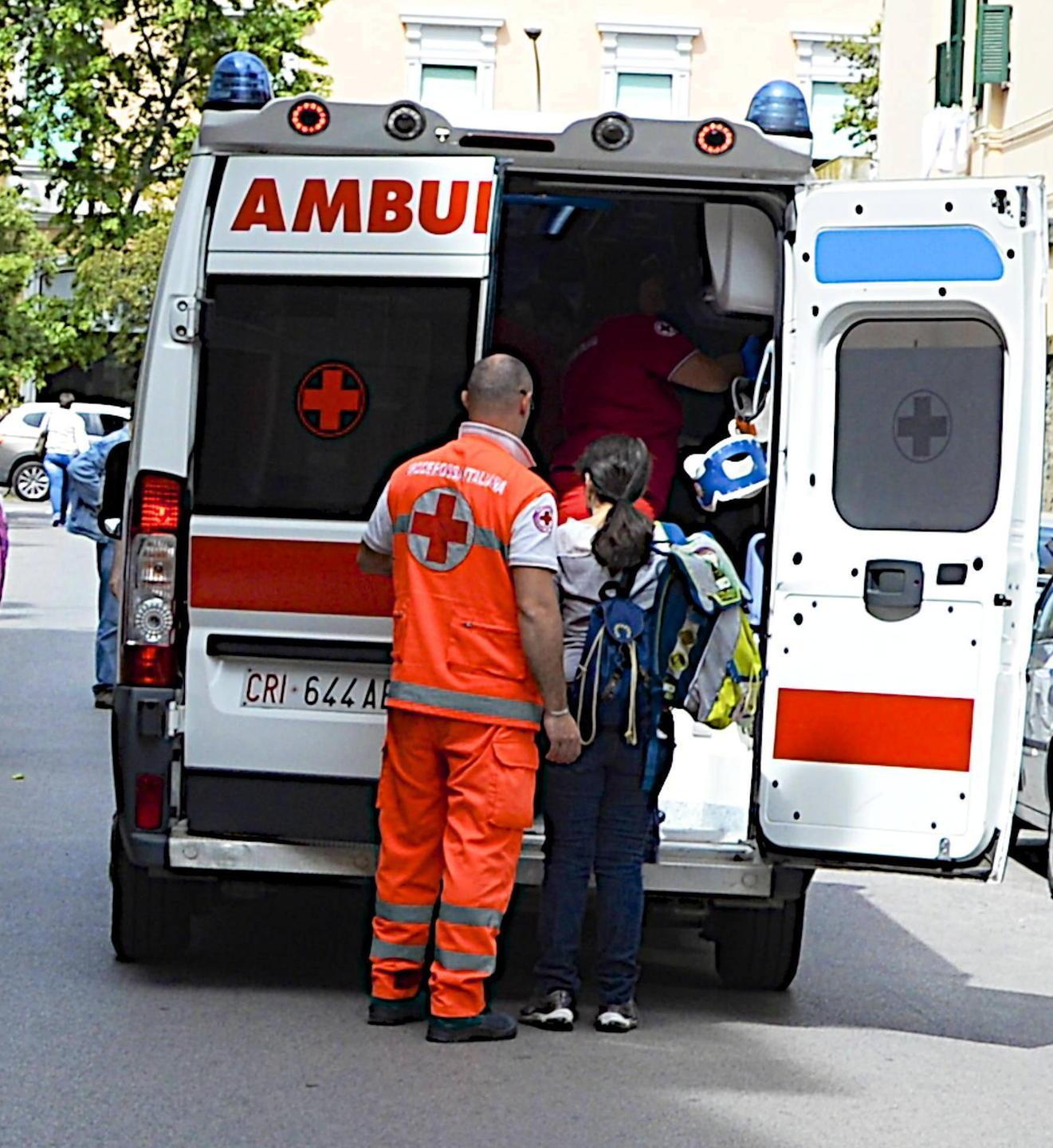 Scontro frontale tra due auto Donna di 42 anni in ospedale