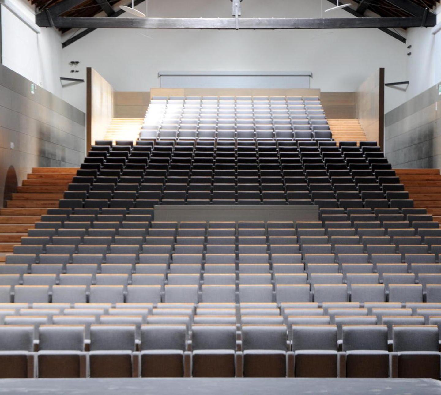 «Troppi abbonamenti, il teatro non è un club» 