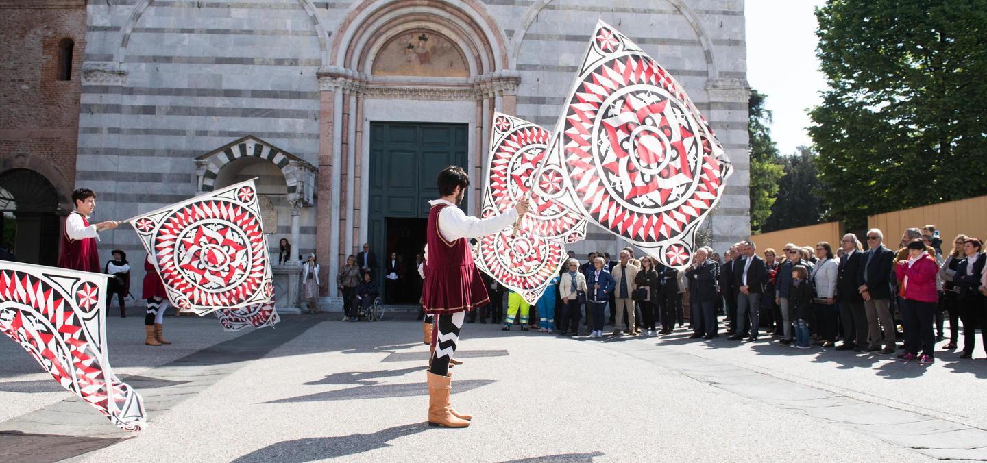 Applausi per l’esibizione degli sbandieratori 