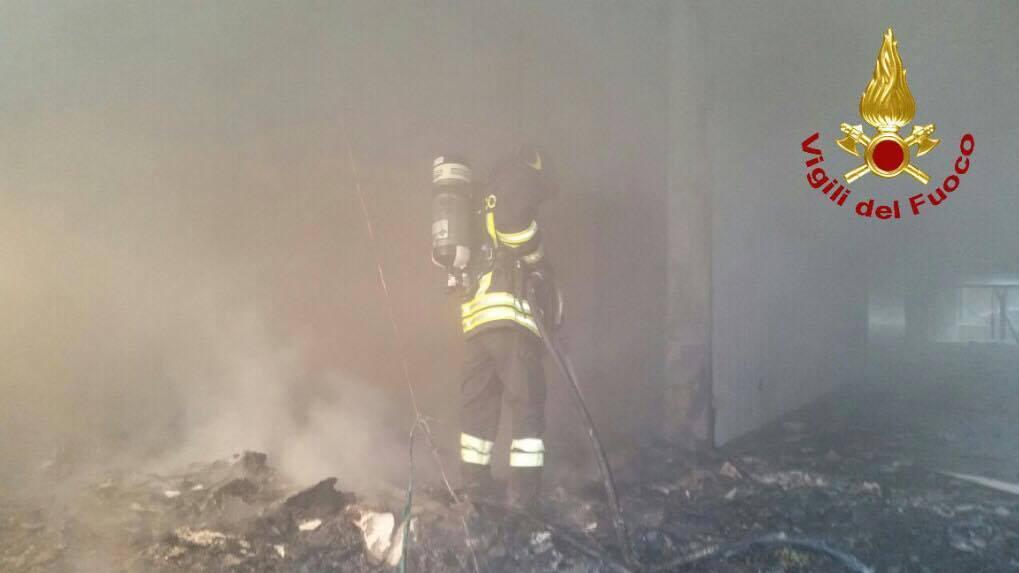 Incendio all’ex capannone di Desio & Robè