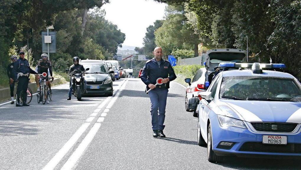 Donna investita sulle strisce da un furgone