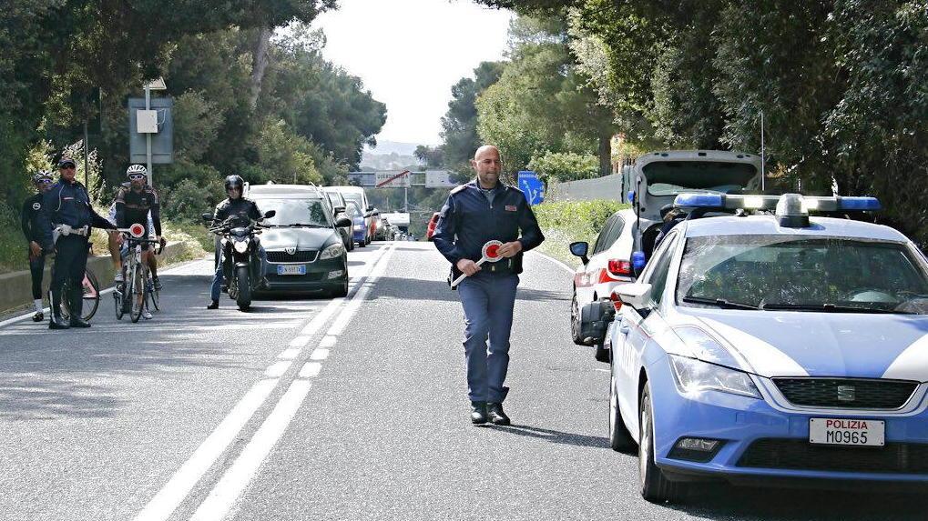 Donna investita sulle strisce da un furgone