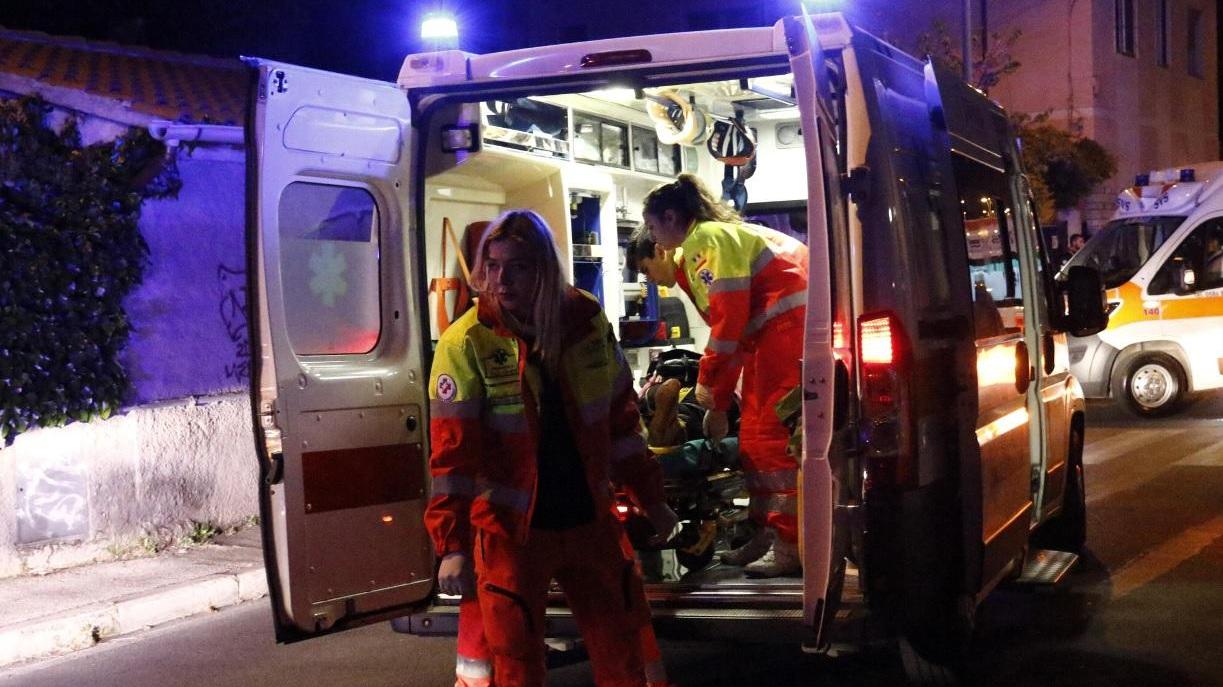 I volontari della Svs soccorrono i feriti in via Goito (Repetti Pentafoto)