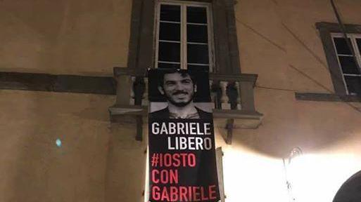 Lo striscione dal Comune
