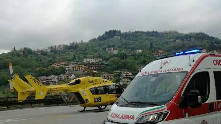 L'elicottero e la Croce Rossa nel piazzale di Vernio