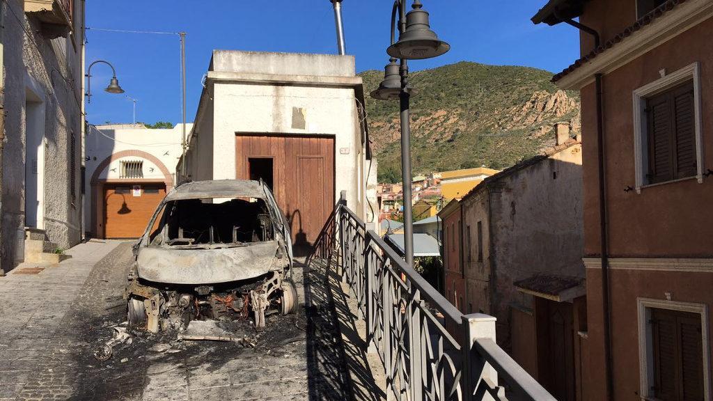 Una delle auto incendiate a Villacidro (foto Onnis)