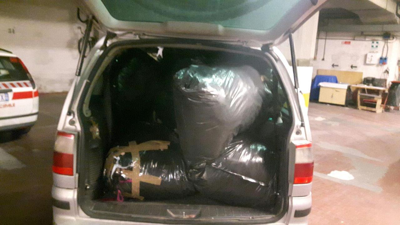 Un furgone carico di scarti tessili sequestrato in una precedente occasione (foto d'archivio)