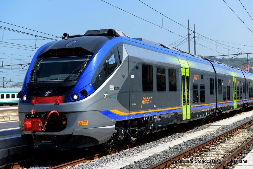 Scontro sul treno tra tifosi che fanno a cinghiate: un ferito 