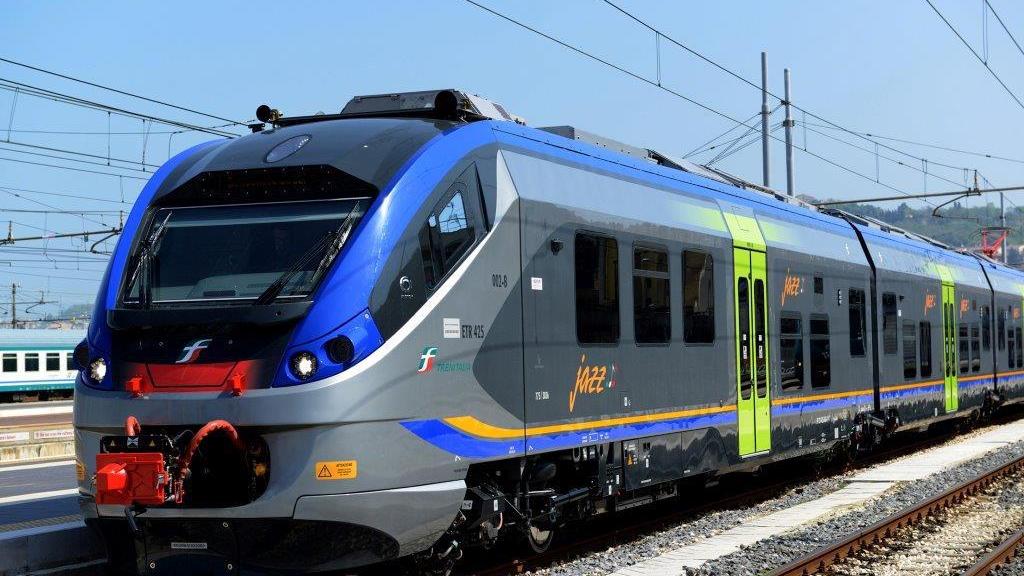 Scontro sul treno tra tifosi che fanno a cinghiate: un ferito