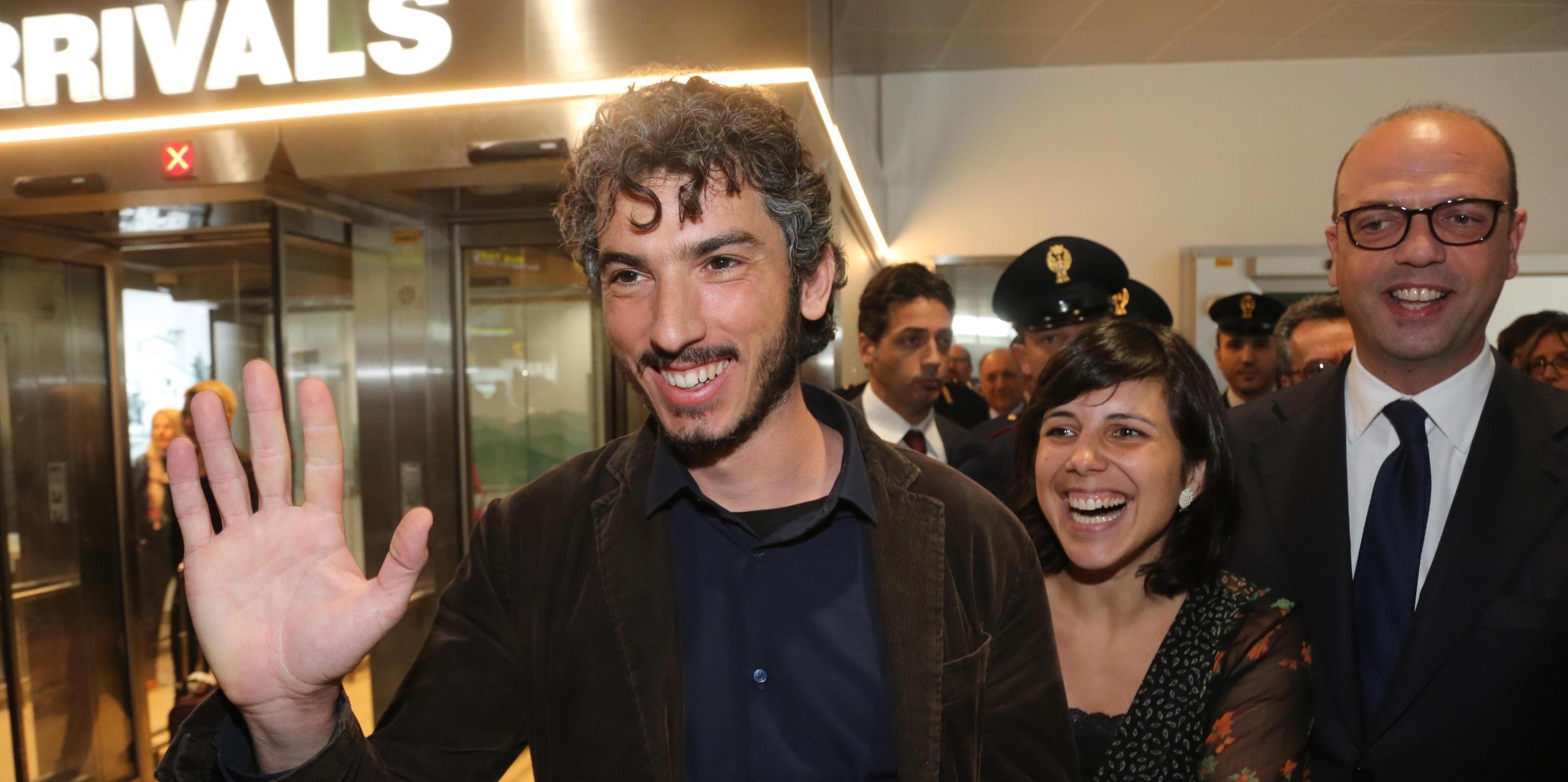 Gabriele Del Grande arrivato all'aeroporto di Bologna, con la compagna e il ministro Alfano (foto Giorgio Beneveluti)