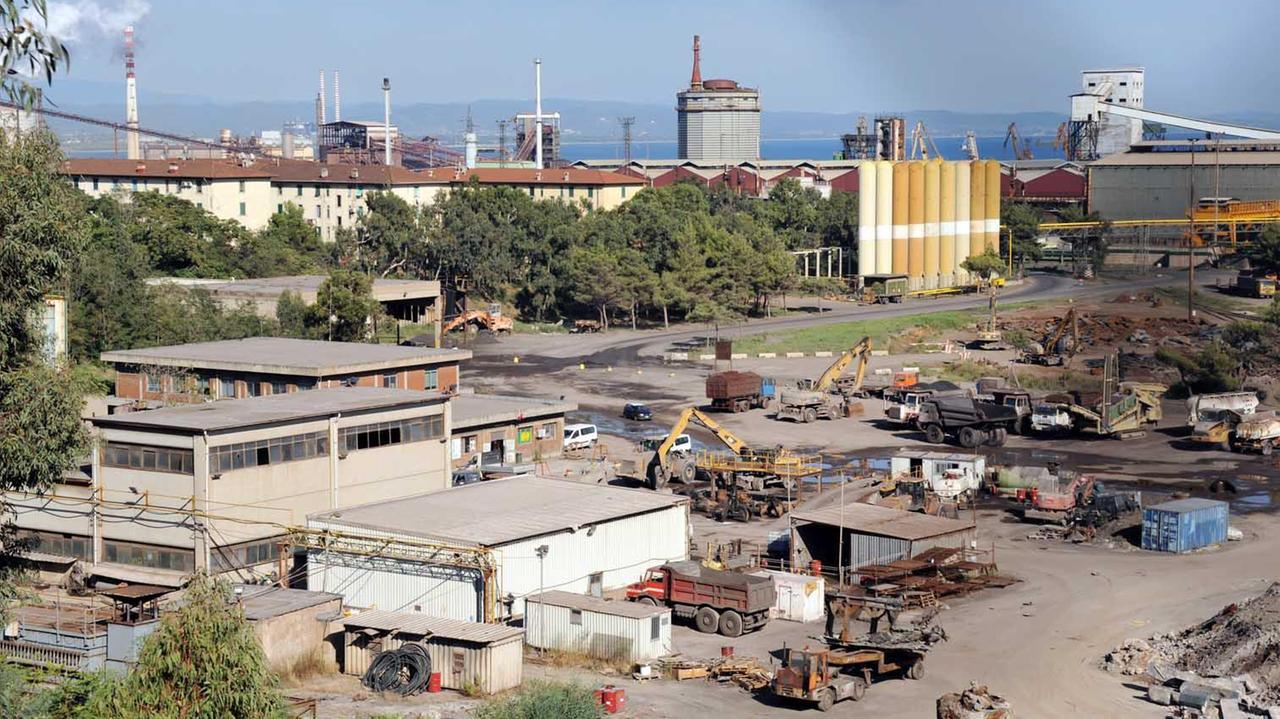 L’area dello stabilimento dove operavano i lavoratori di Lucchini Servizi (foto Paolo Barlettani)