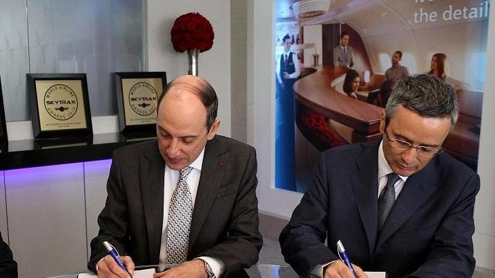 La firma dell'intesa, nel luglio 2016, tra Al Baker (Qatar Airways) e Marco Rigotti (Meridiana)