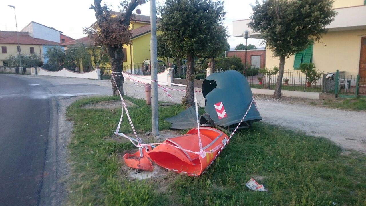 I danni causati dall'auto finita fuori strada (Foto Agenzia Carlo Sestini)