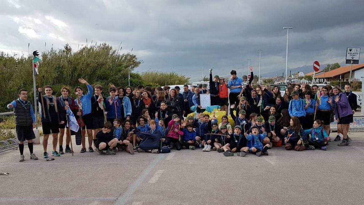 La spiaggia libera della Darsena ripulita dagli scout