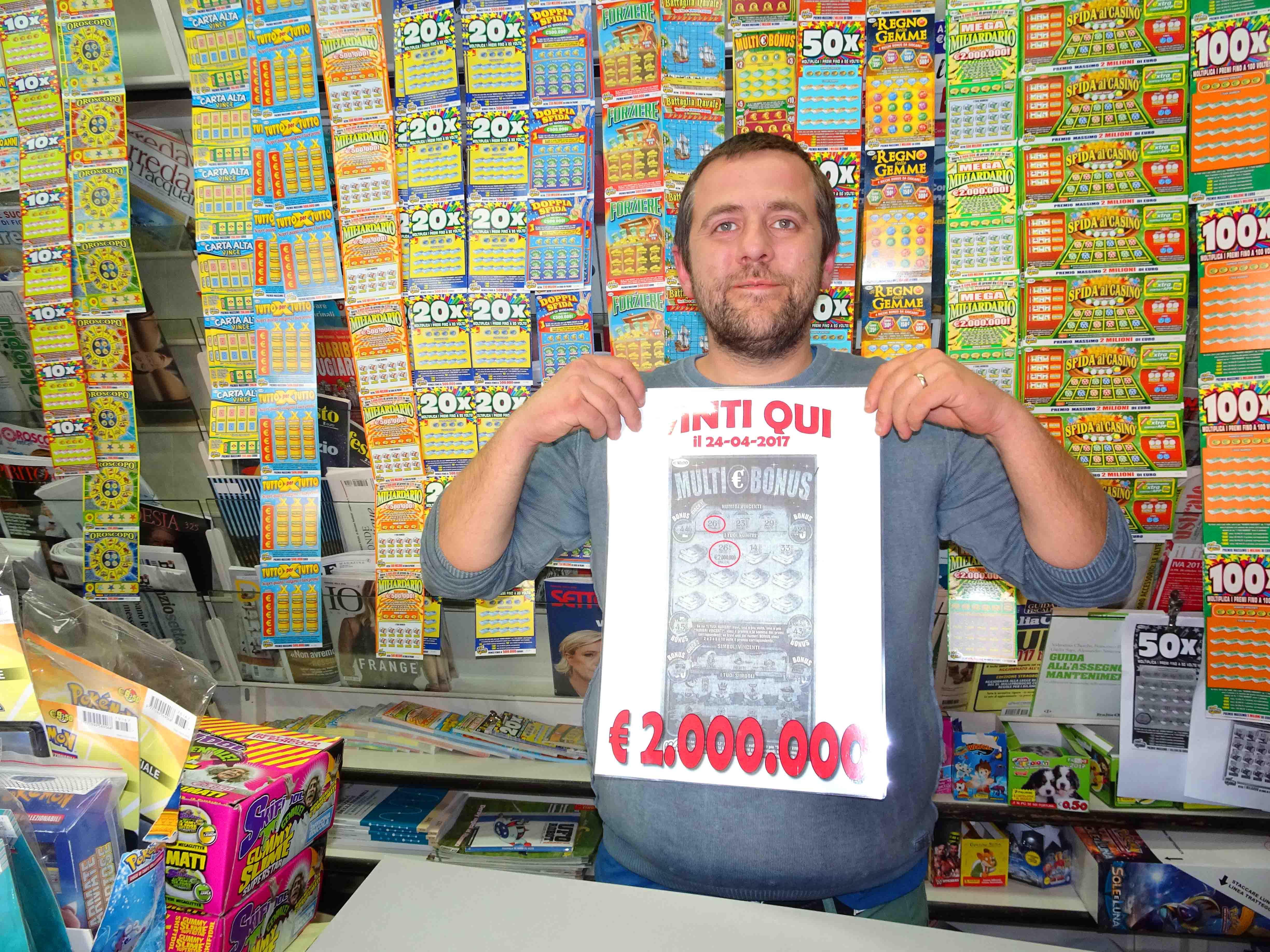 Simone Vannucci mostra la fotocopia del biglietto vincente (foto Gori)
