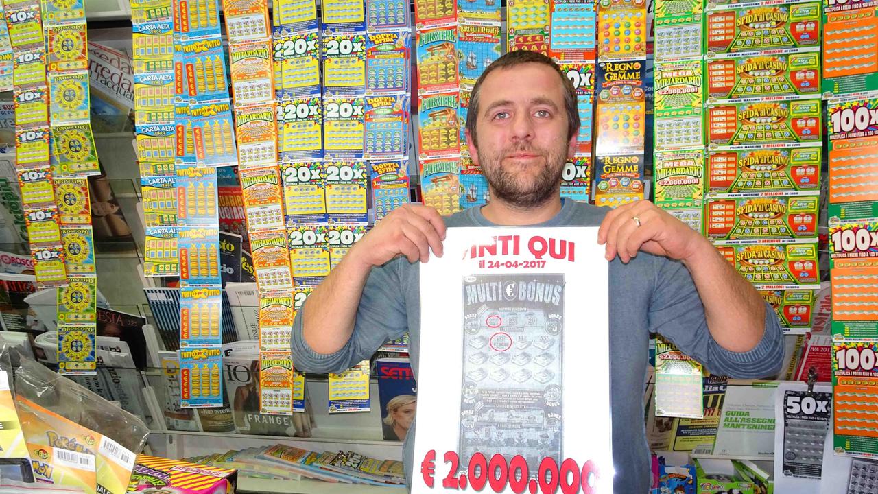 Simone Vannucci mostra la fotocopia del biglietto vincente (foto Gori)