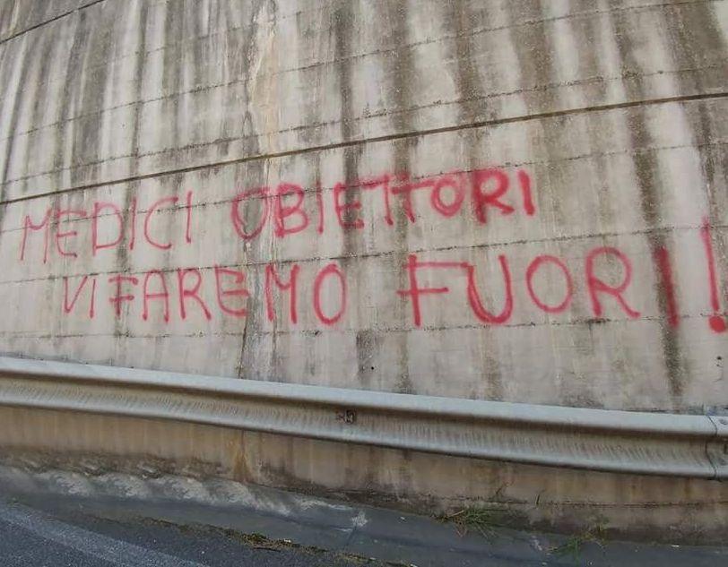 Un graffito al Versilia minaccia gli obiettori