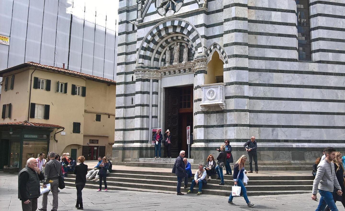Turisti in piazza del Duomo (foto Gori)