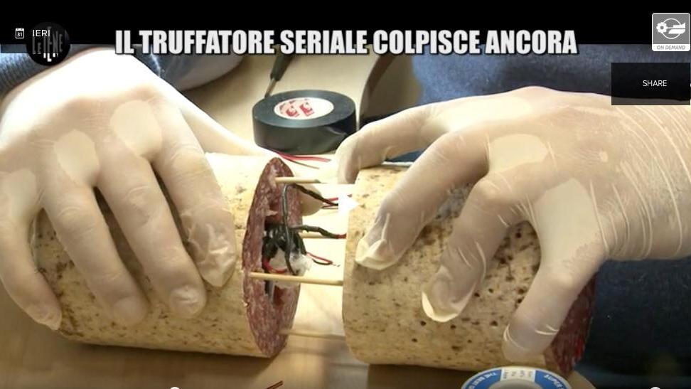 Un fotogramma del servizio de "Le Iene" con il salame "truccato"