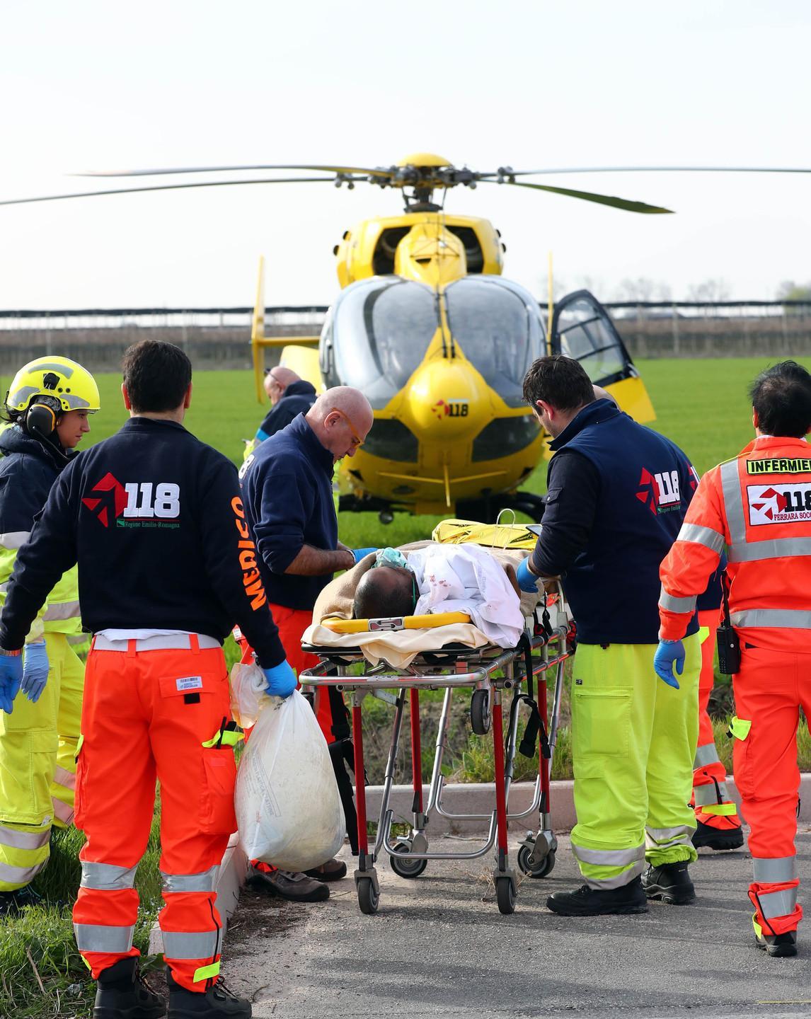 Motociclista finisce fuori strada 