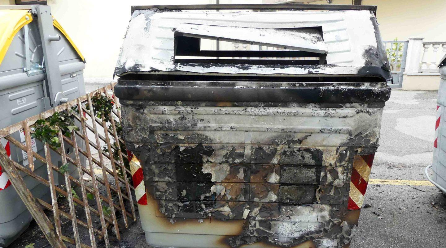 La mano dei piromani contro i cassonetti 