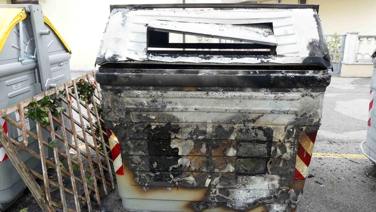 La mano dei piromani contro i cassonetti