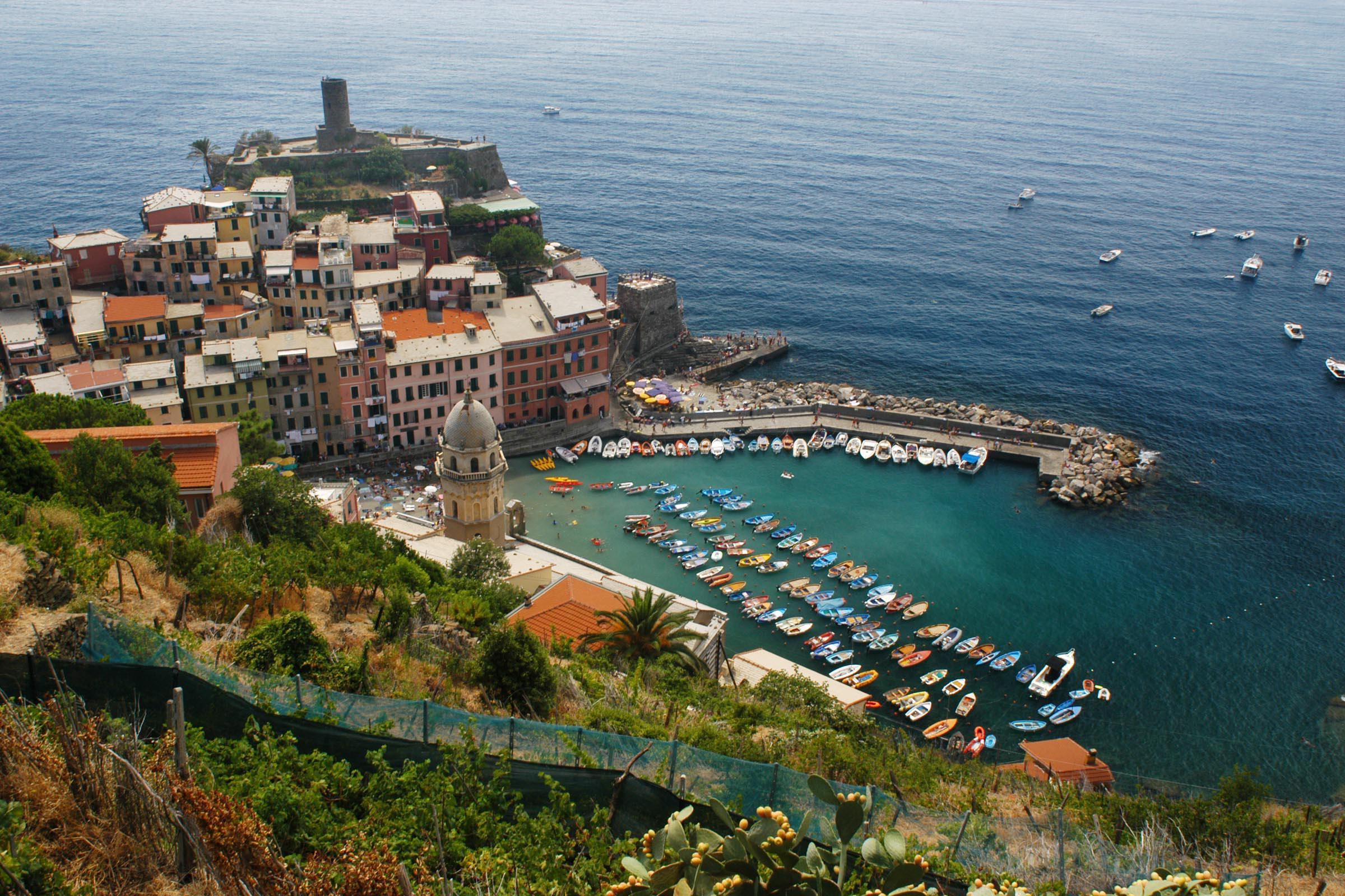 Il porticciolo e il paese di Vernazza alle Cinque Terre