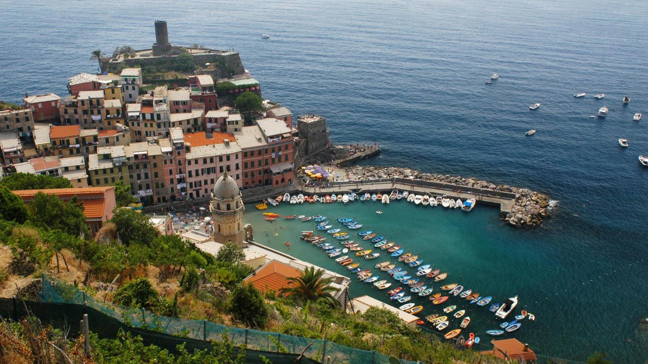 Il porticciolo e il paese di Vernazza alle Cinque Terre