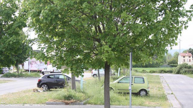 Piazza Martelli con le auto abbandonate