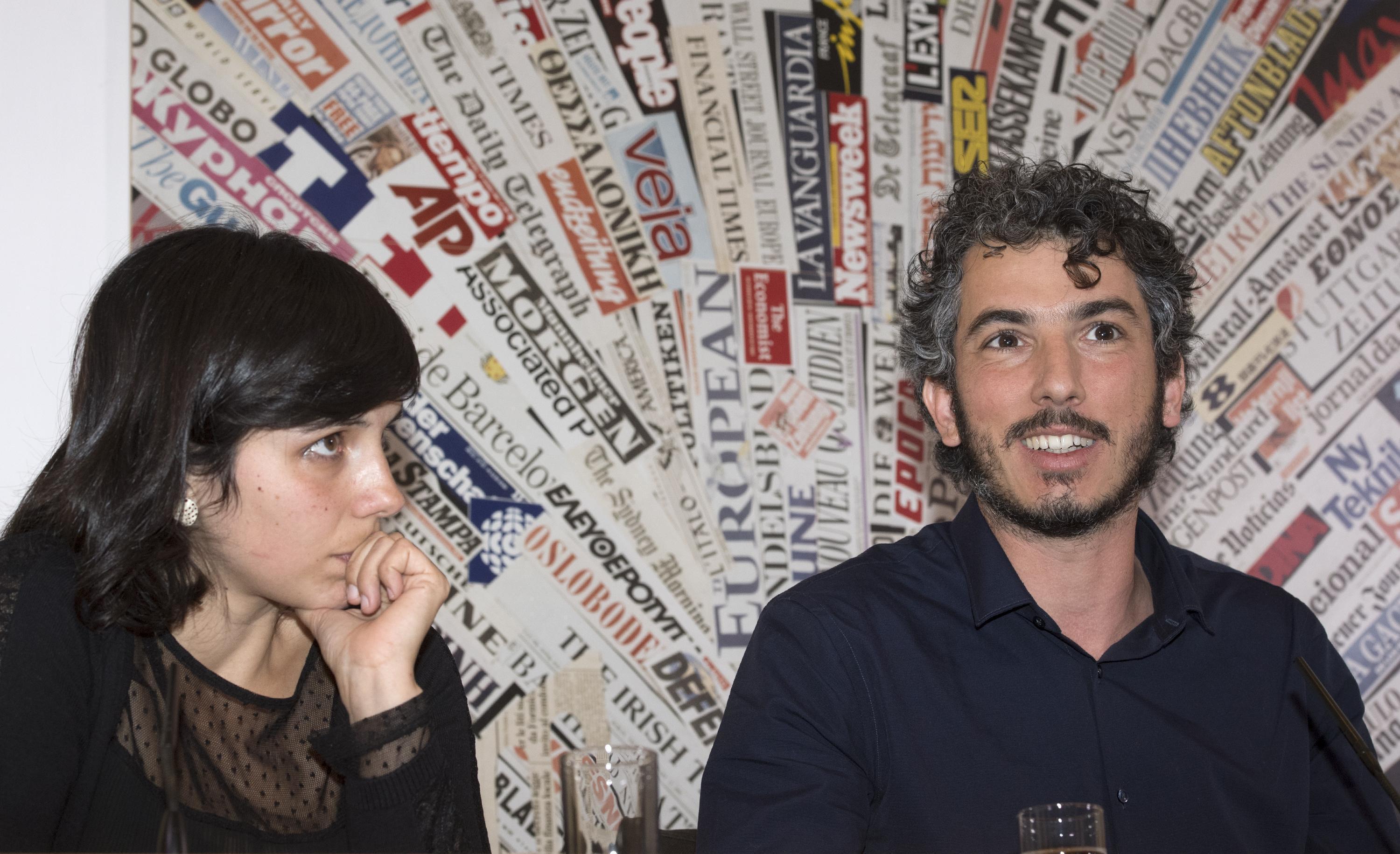 Gabriele Del Grande e la sua compagna Alexandra D'Onofrio durante la conferenza stampa a Roma