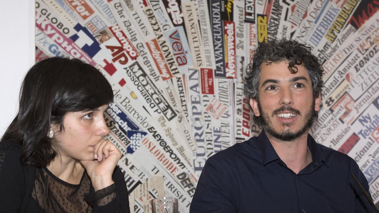Gabriele Del Grande e la sua compagna Alexandra D'Onofrio durante la conferenza stampa a Roma